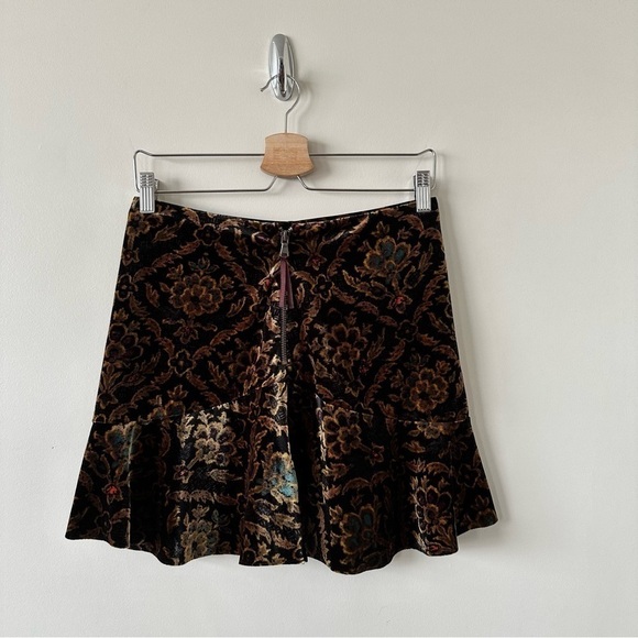 Urban Outfitters-Ecote Velvet Dark Floral Mini Skirt (Size:Medium) - Picture 2 of 9